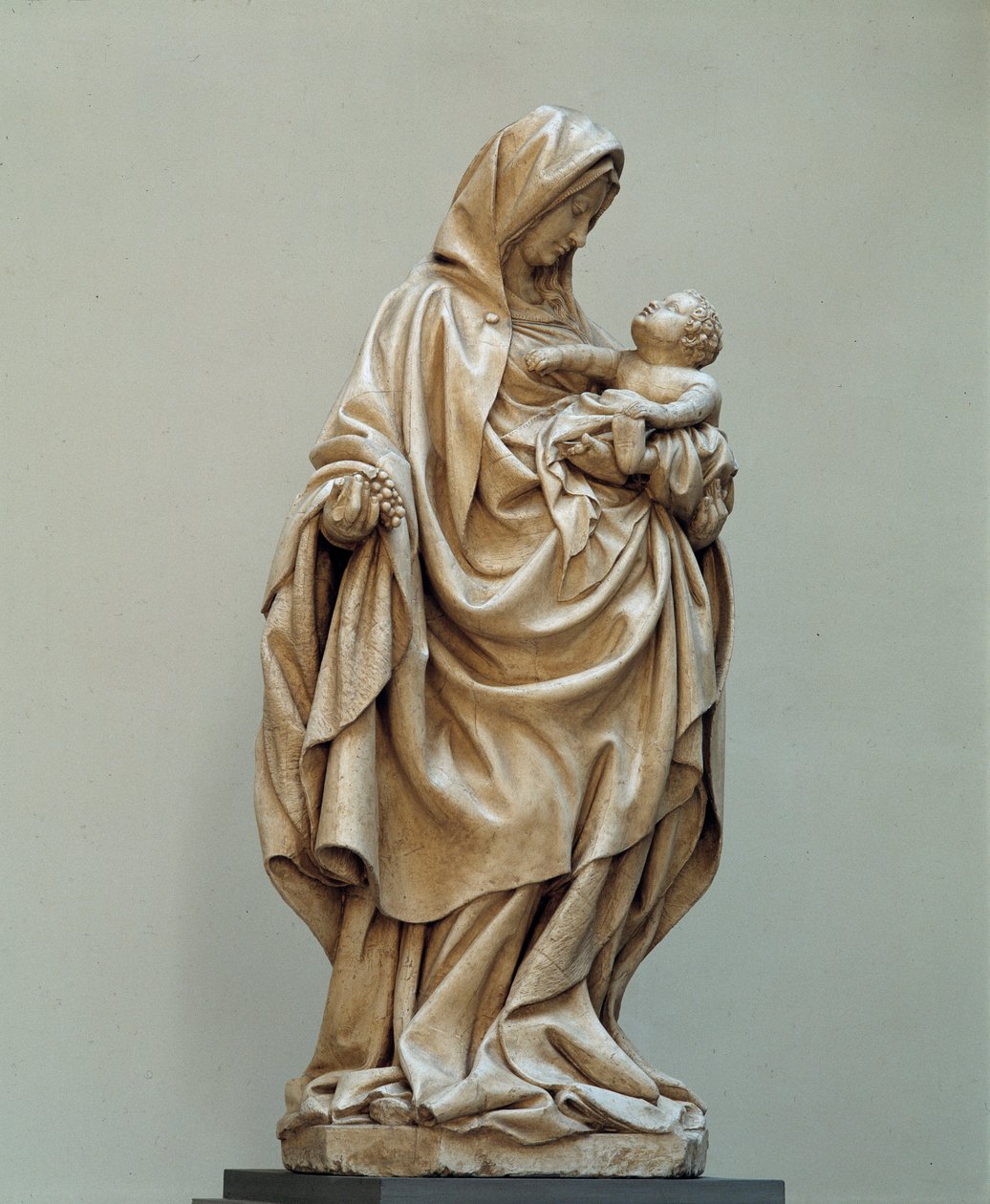 Virgen con uva. Estatua atribuida a Claus de Werve (1380-1439) de la Escuela de Claus Sluter. Siglo XV. Iglesia de Auxonne (Côte d