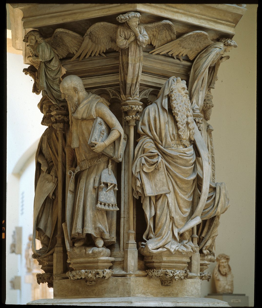 Pozo de Moisés - escultura reconocida como la obra maestra del artista holandés Claus Sluter (1340-1405/6) - Arte gótico flamenco: pedestal con las representaciones de Daniel, Zacarías, Isaías (izquierda), Moisés (derecha), Jeremías y David por Claus Slute de Claus Sluter