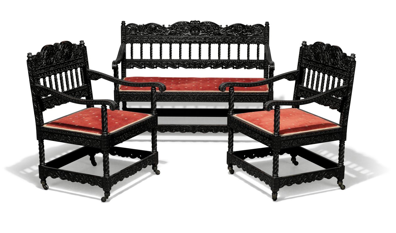 Sofá tallado y ebonizado de finales de la época victoriana y par de sillones, finales del siglo XIX de Collinson and Lock