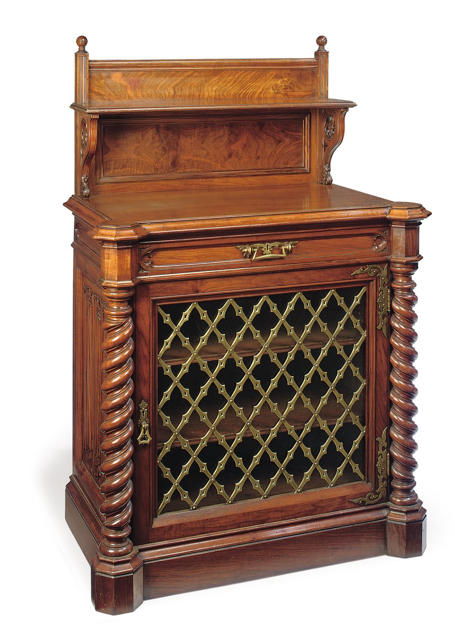 Gabinete lateral gótico tallado en nogal y montado en latón, mediados de la época victoriana, finales del siglo XIX de Collinson and Lock