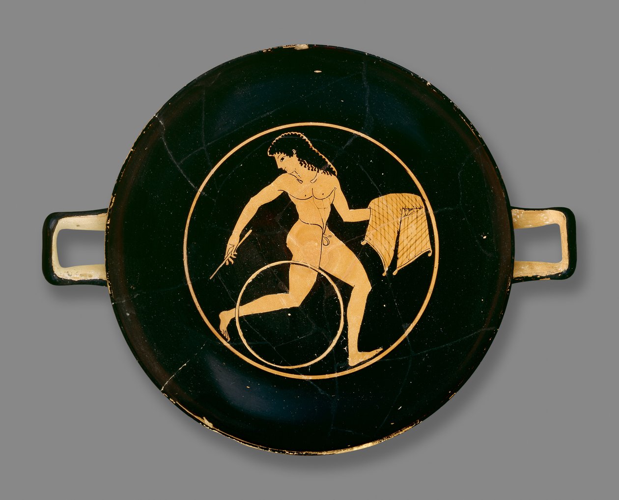 Copa de figuras rojas áticas decorada con un niño llevando un plato de comida y rodando un aro, encontrada en Chiusi, Italia, c.500 a.C. de Colmar Painter