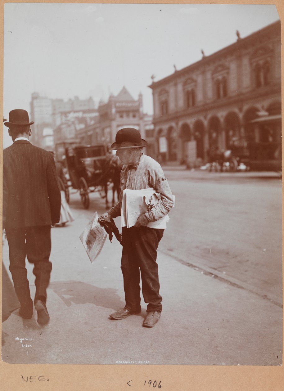 Un hombre de pie en la acera de Broadway entre la calle 34 y la calle 35 sosteniendo el periódico The Evening Telegram de Company Byron