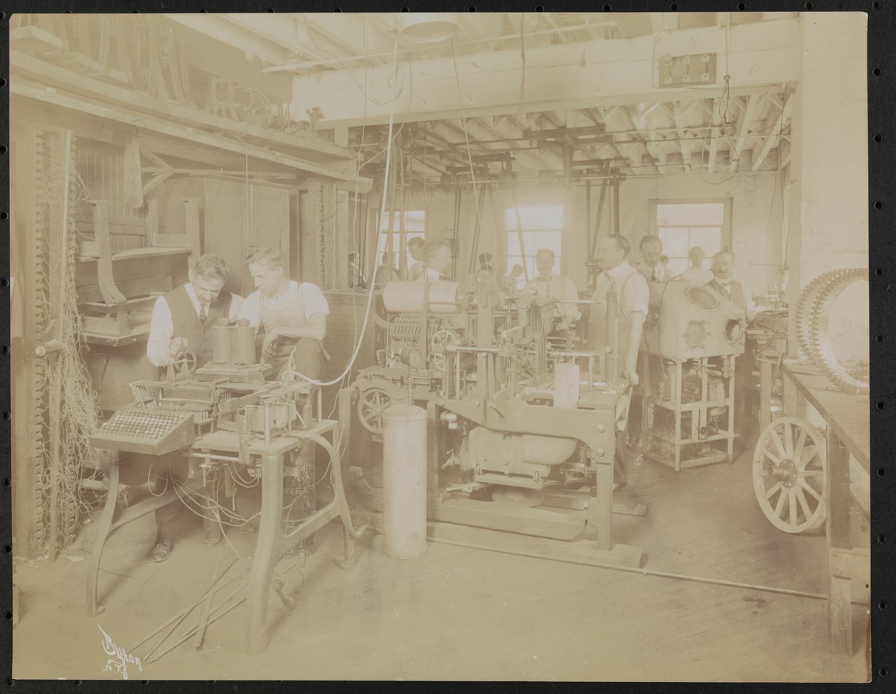 Laboratorio de películas de Dressler & Co. con hombres trabajando, Nueva York de Company Byron