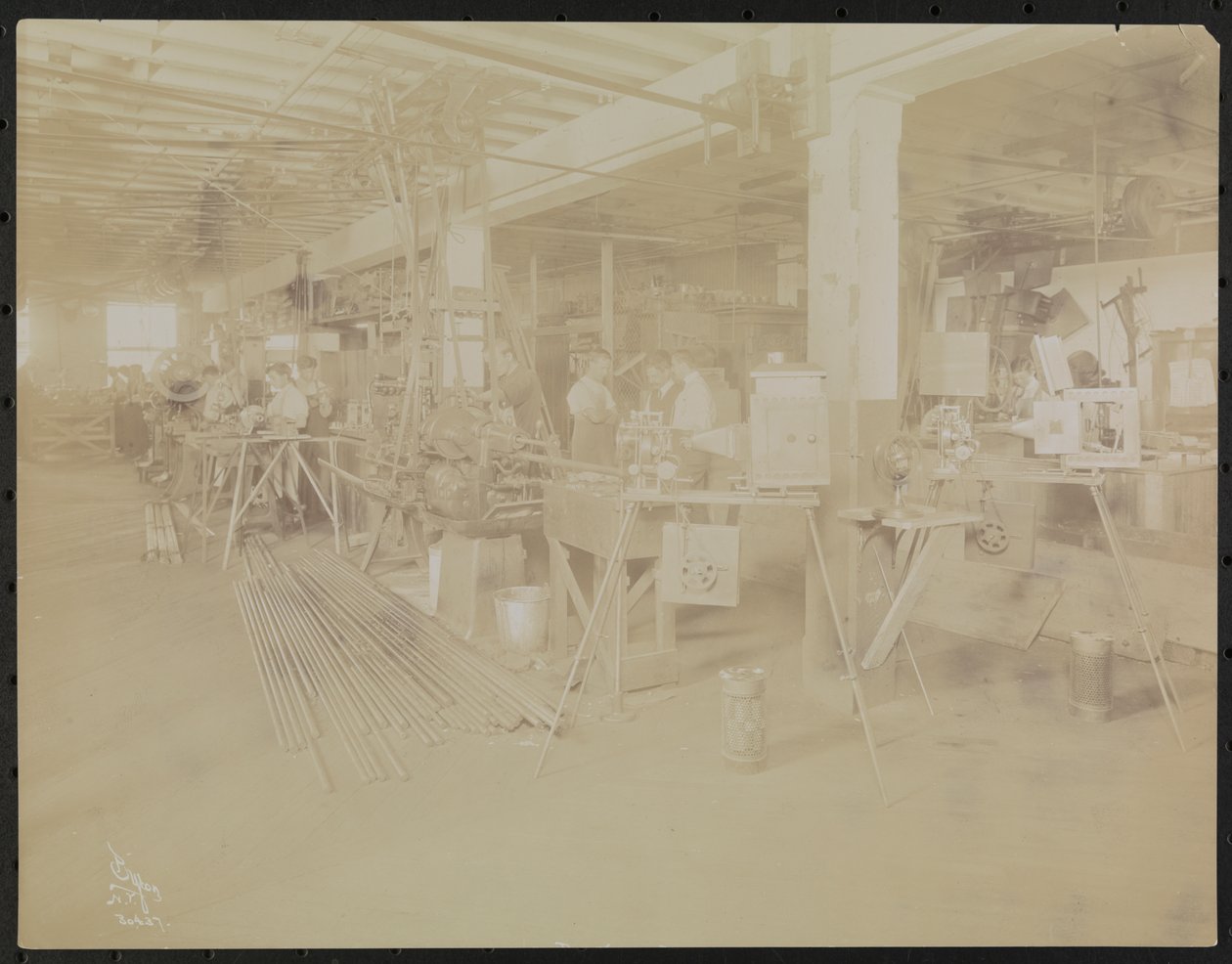 Laboratorio de películas de Dressler & Co. con gente trabajando, Nueva York de Company Byron