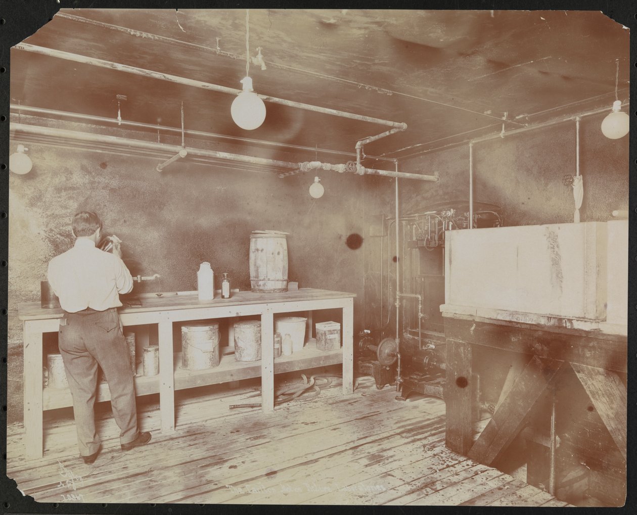 Laboratorios de cine en Carlton Motion Picture Co. con cinco hombres y una mujer trabajando con película, empalmando, etc., Nueva York de Company Byron