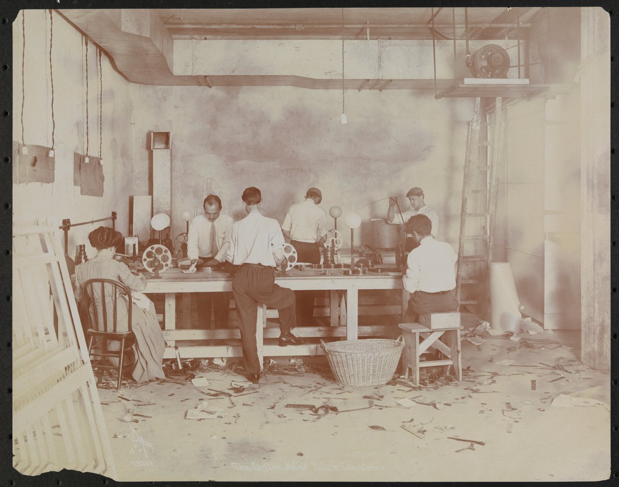 Laboratorios de cine en Carlton Motion Picture Co. con cinco hombres y una mujer trabajando con película, empalmando, etc., Nueva York de Company Byron