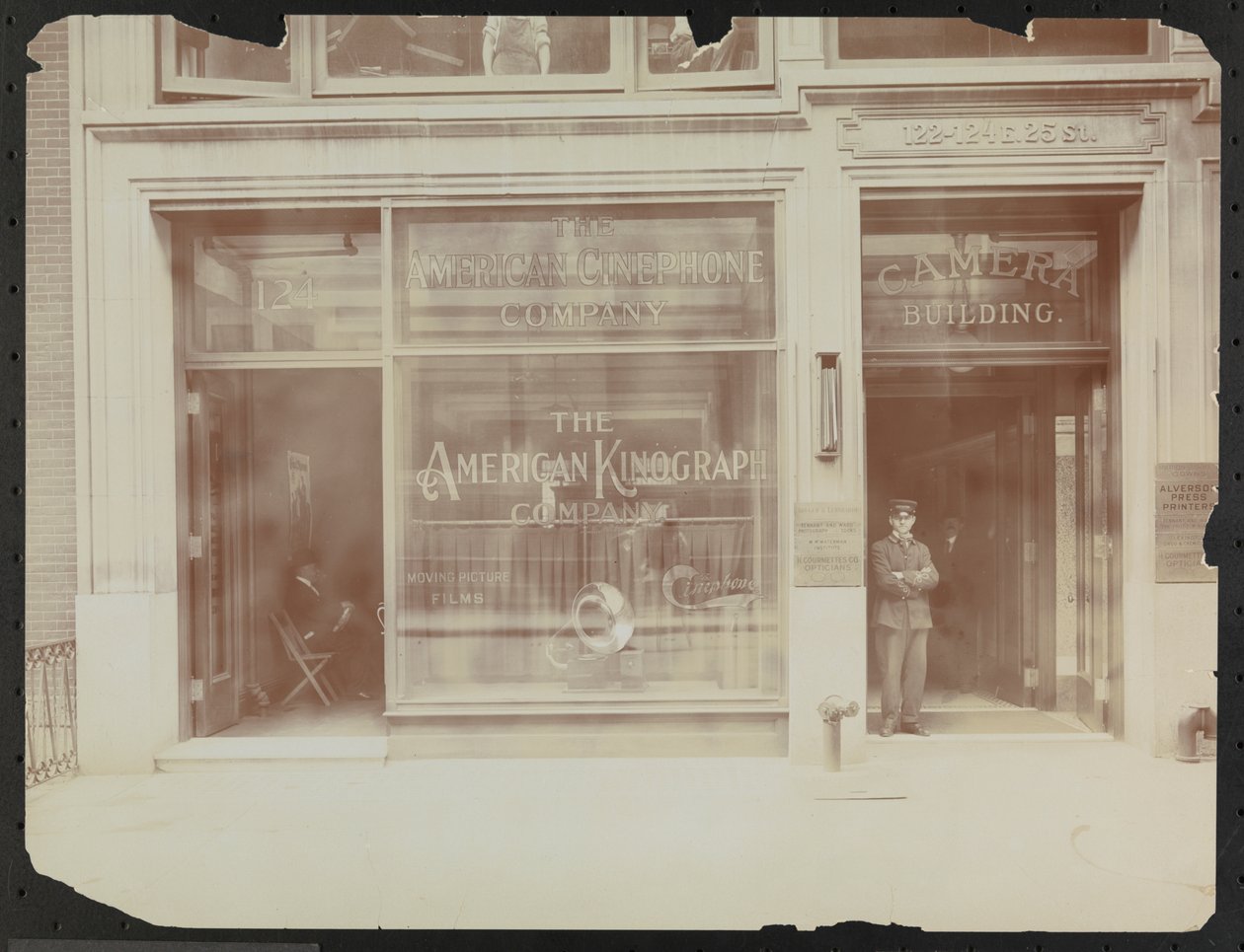 Fachada del primer piso de 122-124 E. 25th Street, el Edificio de la Cámara, American Cinephone Company, American Kinograph Company y portero, Nueva York de Company Byron