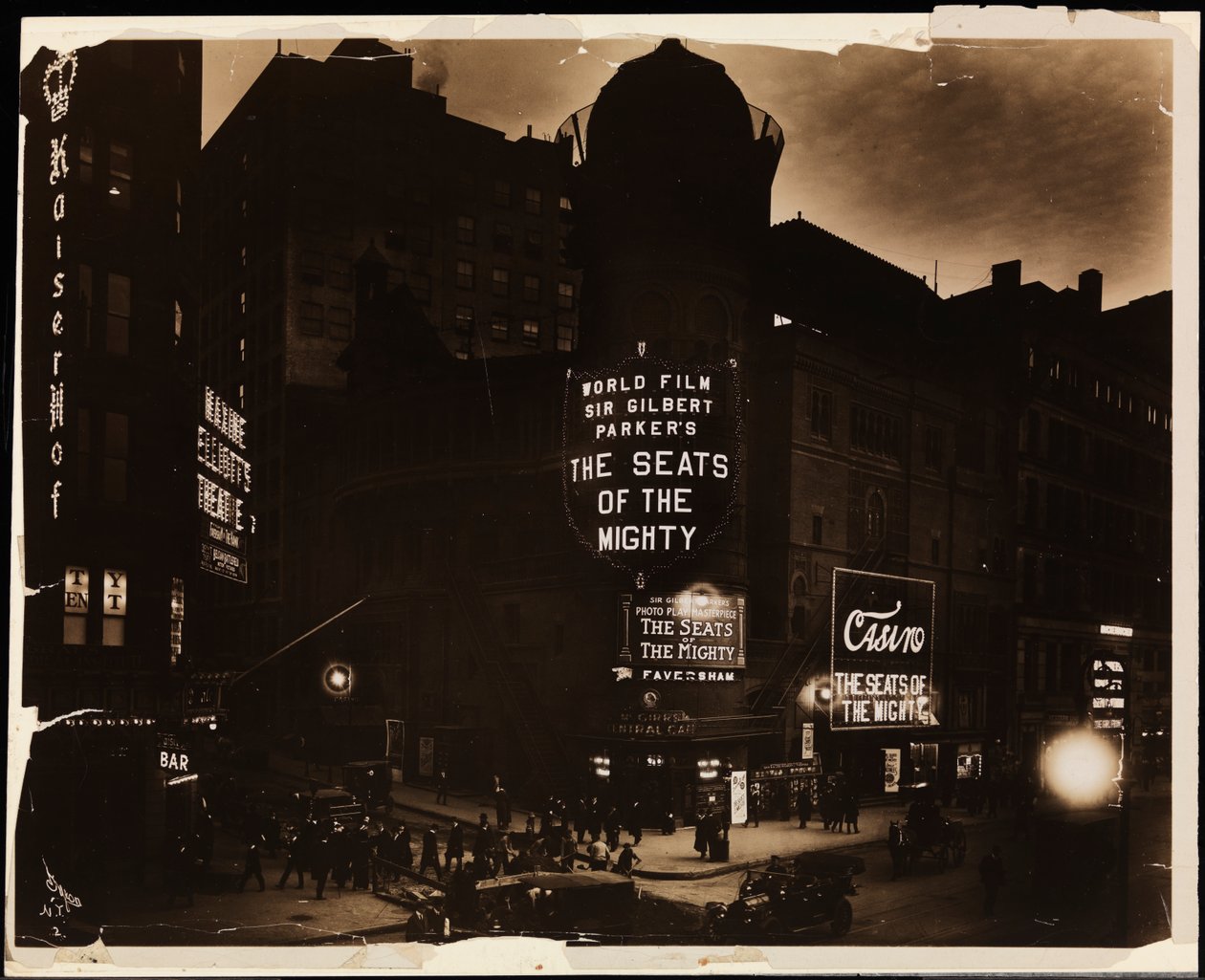 El Teatro Casino de noche, multitudes y coches, y trabajadores de construcción cavando en la calle, Broadway y 39th St., Nueva York, c.1915 de Company Byron