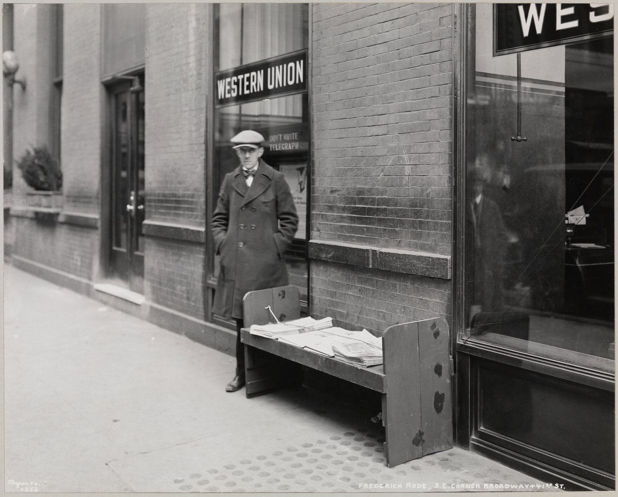 El vendedor de noticias ciego, Frederick Rode, y la esquina sureste de Broadway y la Calle 41 de Company Byron