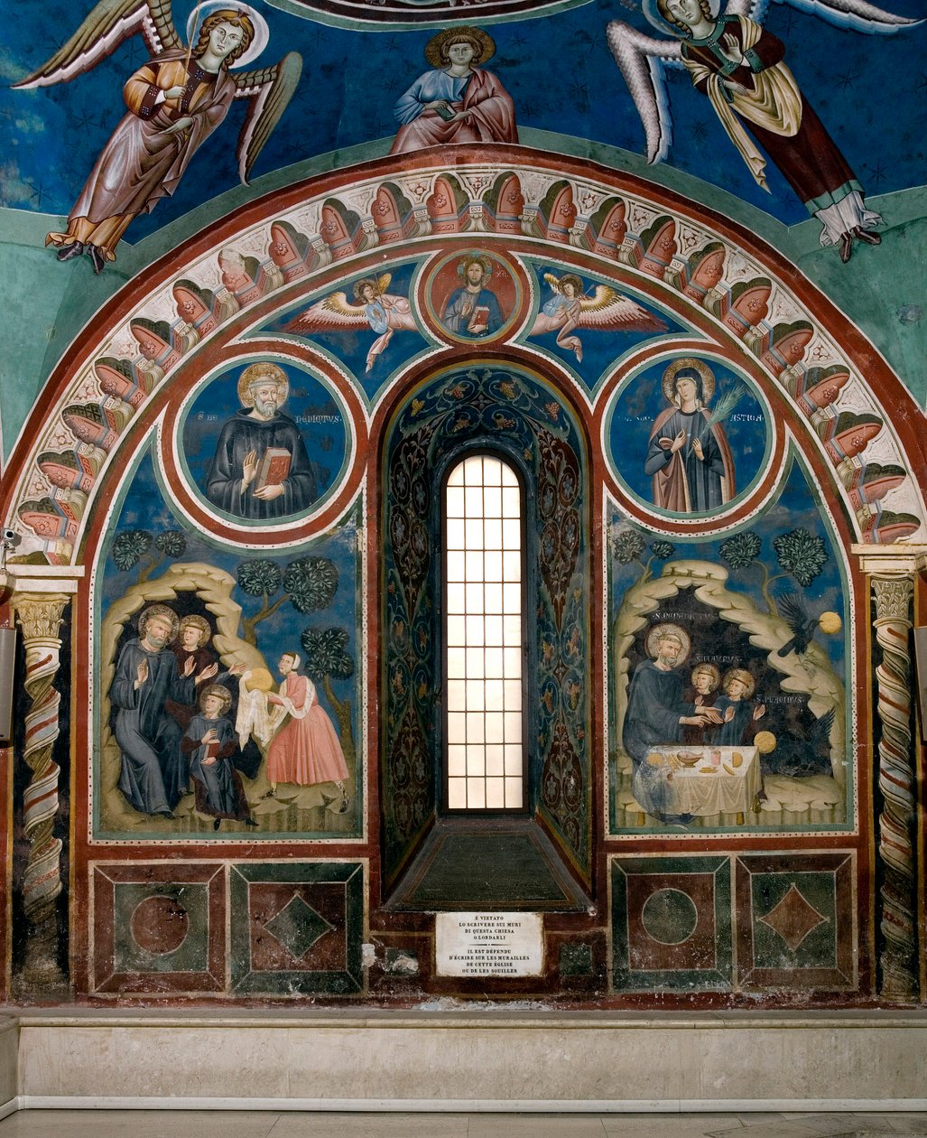 Diferentes episodios de la vida de San Benito de Nursia: a la izquierda una mujer le ofrece un pan envenenado a San Benito, a la derecha un cuervo toma el pan y salva a San Benito. Fresco del Maestro Consolo (siglo XIII) Iglesia Inferior del Monasterio de de Consolo 
