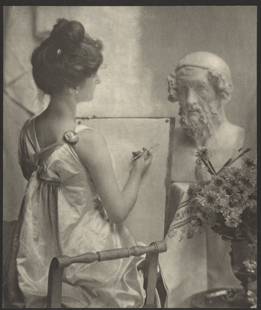 [Mujer dibujando desde el busto] de Constant Puyo