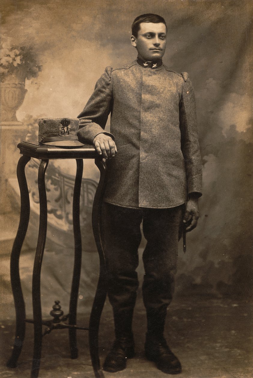 Álbum "El Ejército GM R. (Primera Guerra Mundial)": soldado del 34º Regimiento de Infantería en uniforme de campo (foto en blanco y negro) de Conterno Conterno