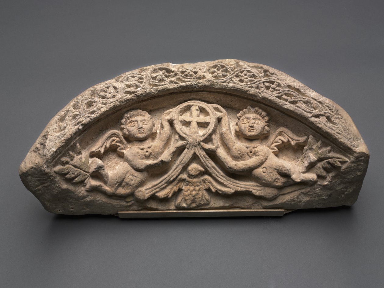 Luneta con dos ángeles sosteniendo una cruz colgante, 400s (piedra caliza) de Coptic