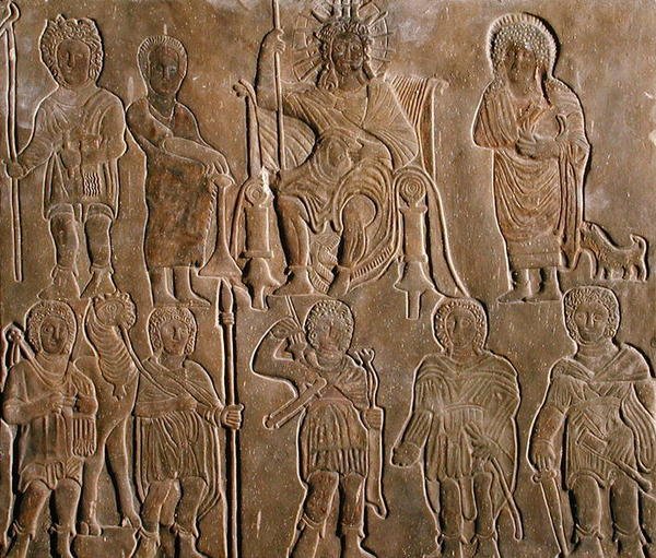 Relieve que representa a un emperador romano deificado recibiendo homenaje de nómadas egipcios de Coptic