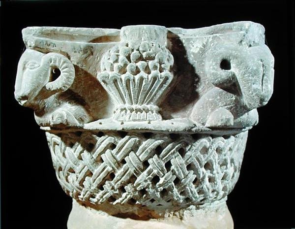 Capitel en forma de cesta con cabezas de carnero y uvas, del Monasterio de San Jeremías, Sakkara de Coptic Coptic