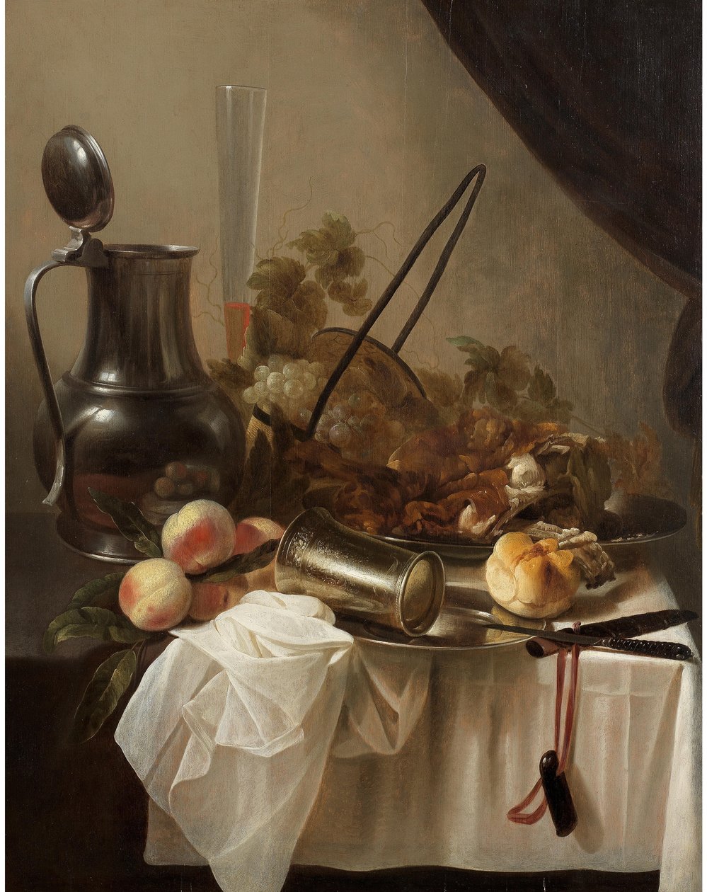 Una jarra de peltre con una copa de plata volcada con fruta, pan y carne sobre un mantel drapeado de Cornelis Kruys