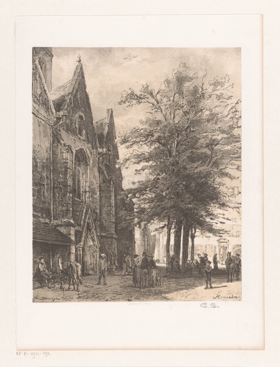 Gente delante de la iglesia del mercado en Hamelin Hamelín (título sobre objeto) de Cornelis Springer
