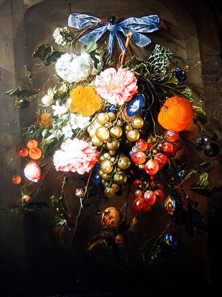 Una naturaleza muerta de flores y frutas atadas con un lazo azul de Cornelis de Heem