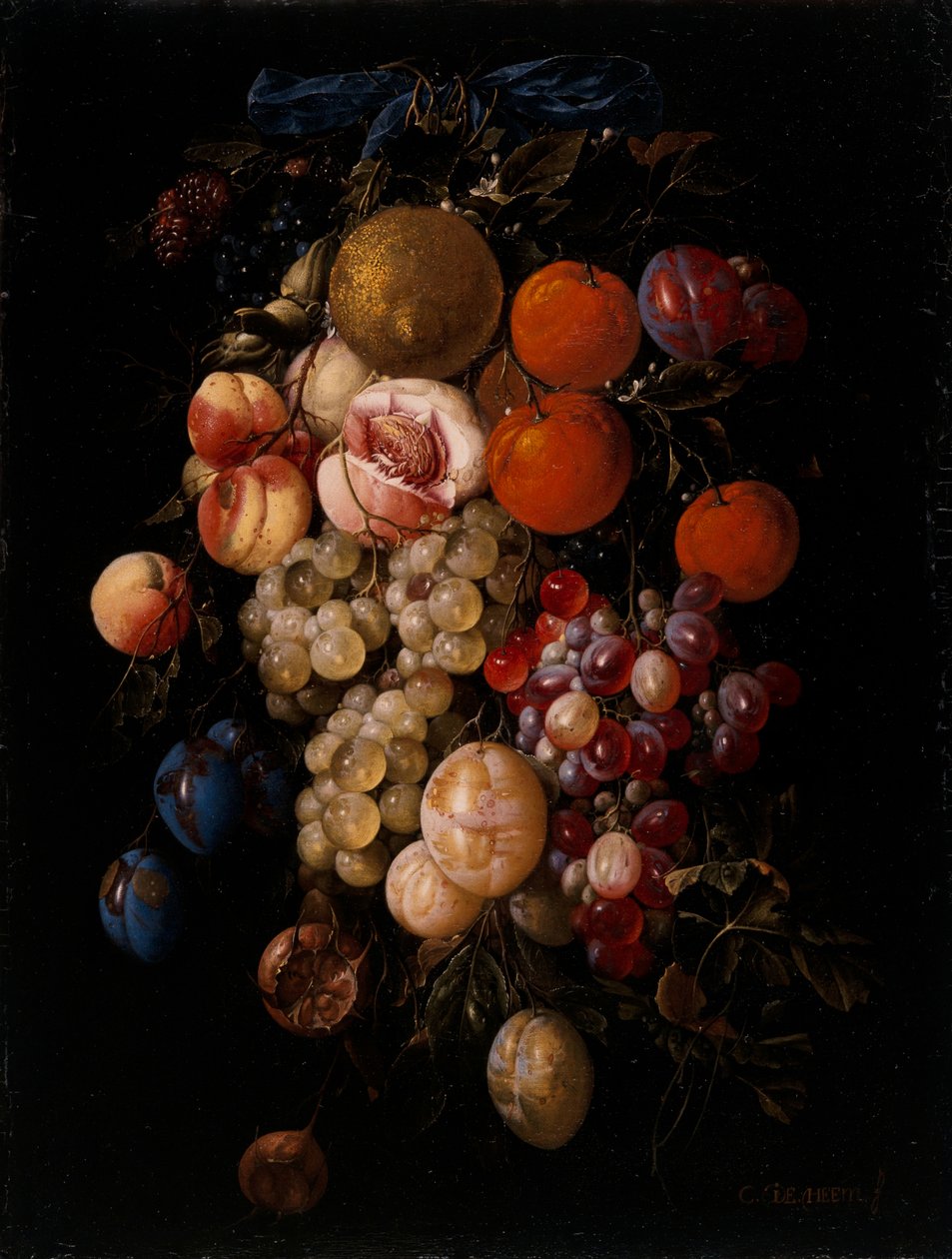 Bodegón de uvas, cerezas y ciruelas colgando de un clavo con una cinta azul de Cornelis de Heem
