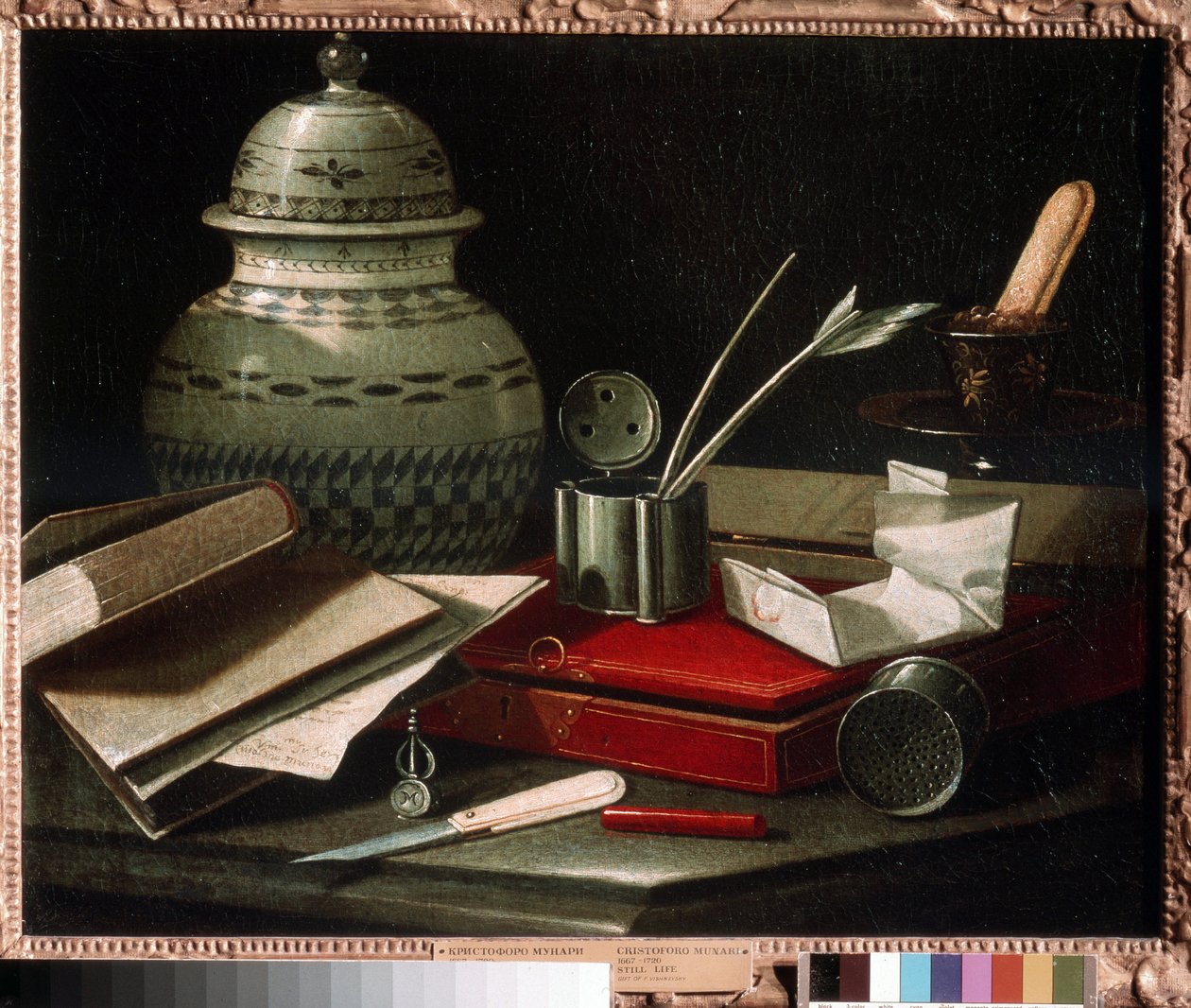 Bodegón con utensilios de escritura. Tinta y tintero con pluma, sobre, estuche que probablemente contenga utensilios de escritura y abrecartas. Pintura de Cristoforo Monari (Munari) (1667-17) de Cristoforo Munari