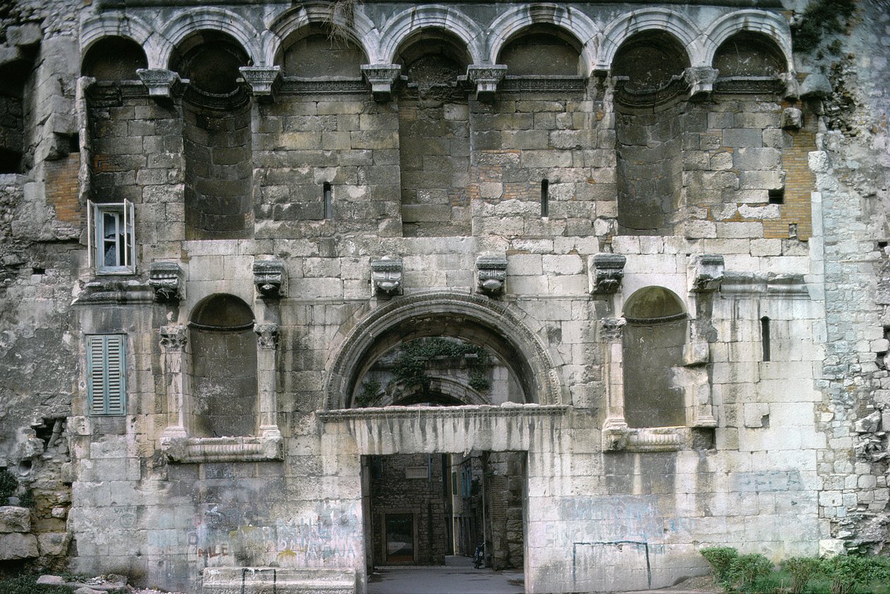 Porta Aurea en el Palacio de Diocleciano, c.300 d.C. de Croatian School