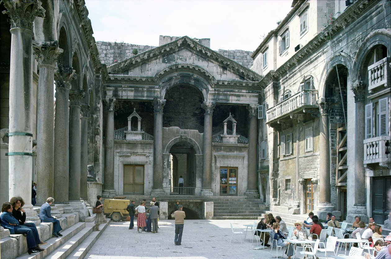 El Peristilo en el Palacio de Diocleciano, c.300 d.C. de Croatian School