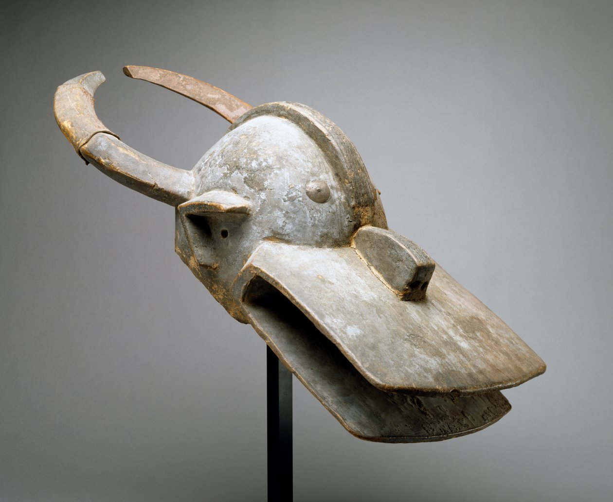 Máscara de casco de una vaca de monte (Sociedad Vara), Sudán Occidental, África Subsahariana, finales del siglo XIX (madera, materia sacrificial, metal, clavos y piel de animal) de Culture Chamba