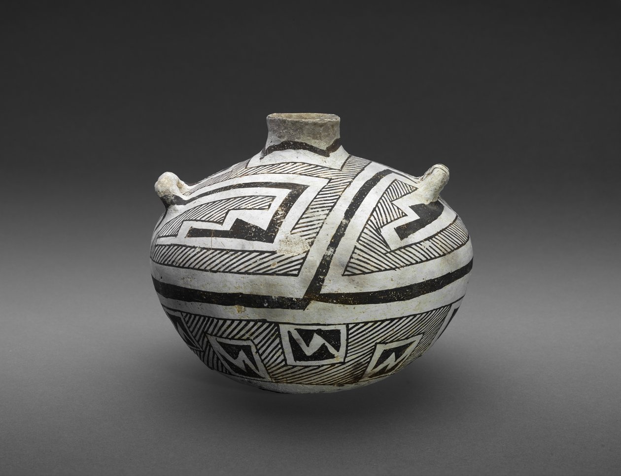 Jarra (Olla) con diseños escalonados y rayados de Culture Mogollon