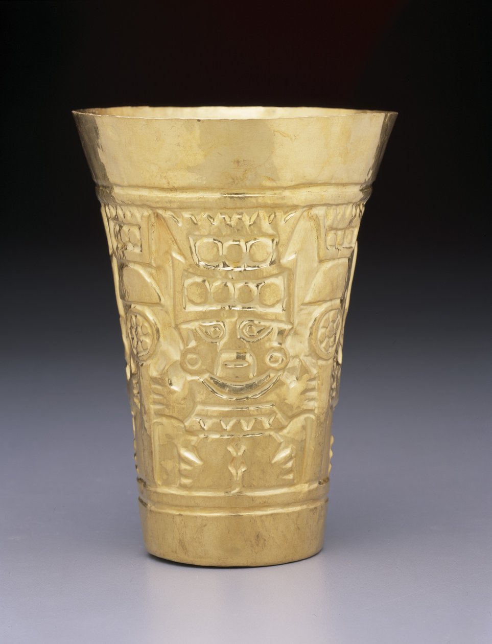 Copa: Figuras de pie y garrotes de guerra, 900-1100 de Culture Sicán