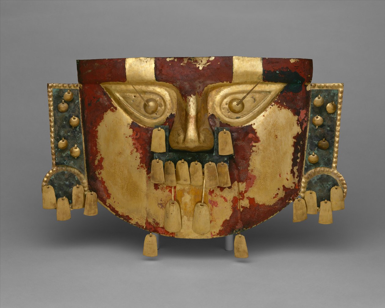 Máscara funeraria peruana, 900-1100 d.C. (oro, superposiciones de cobre-plateado, cinabrio) de Culture Sicán