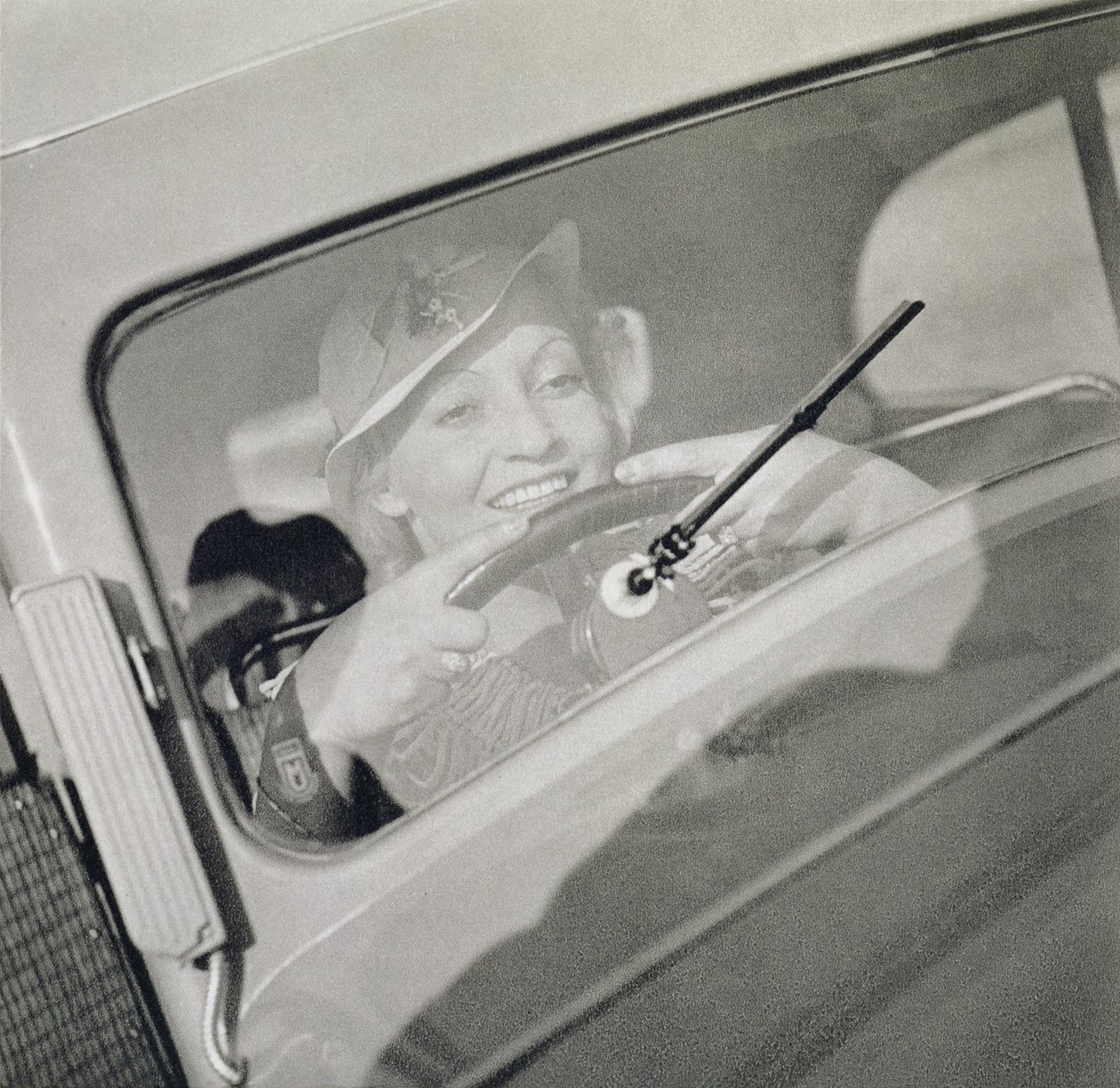 Una mujer conduciendo, c.1930s de Czech Photographer