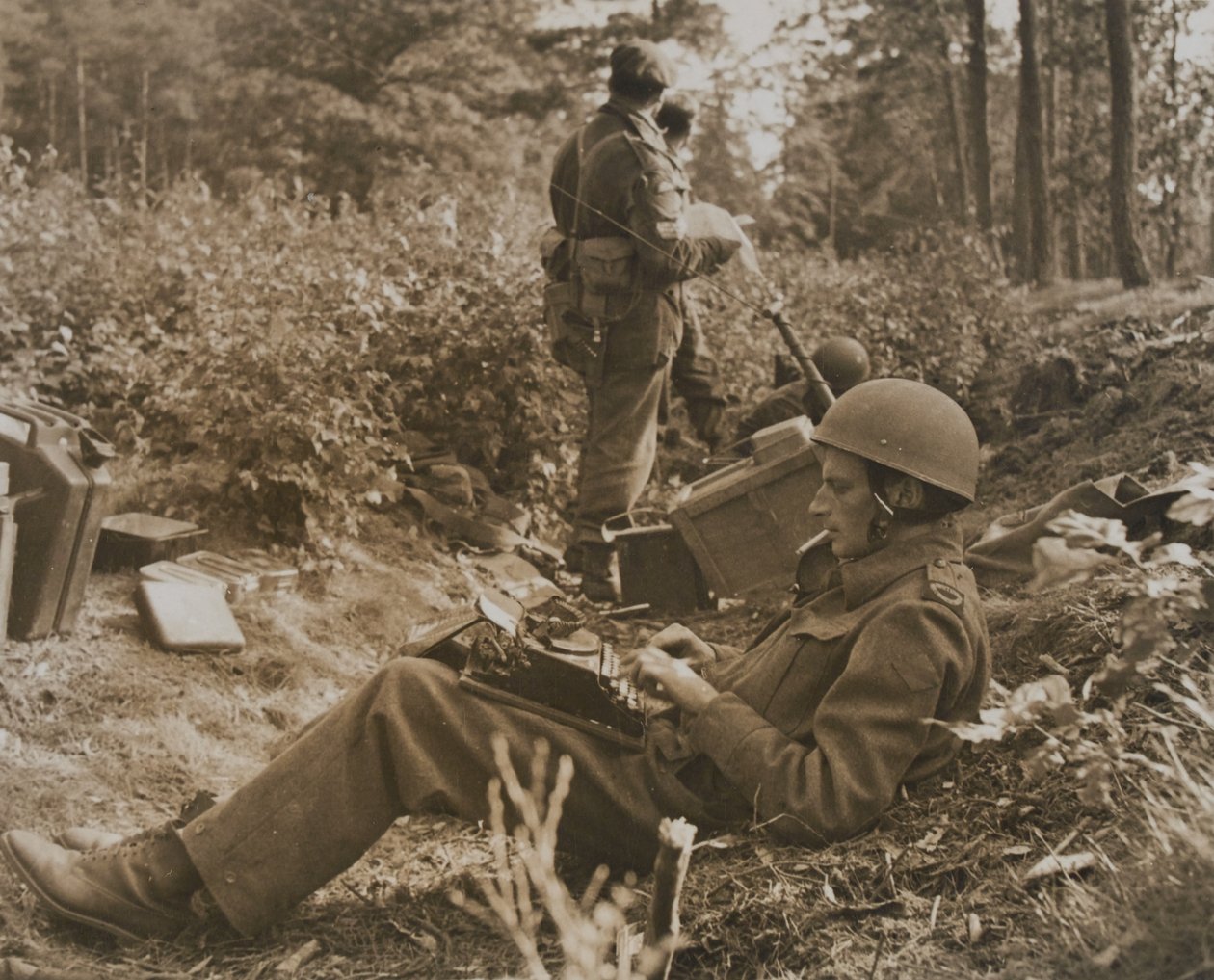 El corresponsal de guerra Alan Wood escribiendo un despacho de D.M. Sgt. Smith