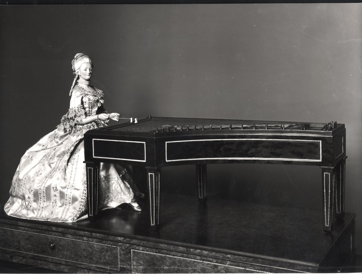 Tocador de Dulcimer (detalle) de David Roentgen