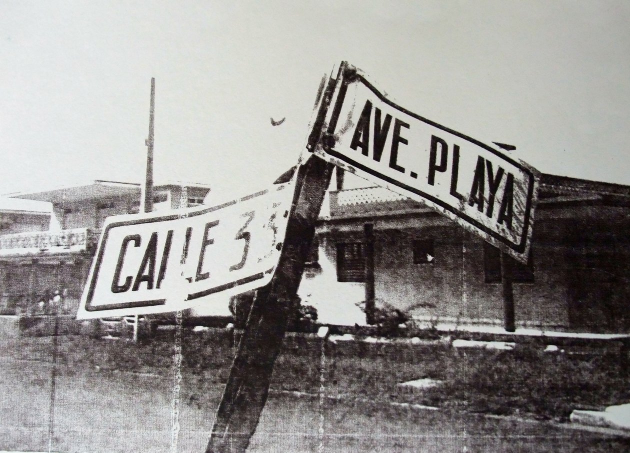 Señal de calle en blanco y negro de David Studwell