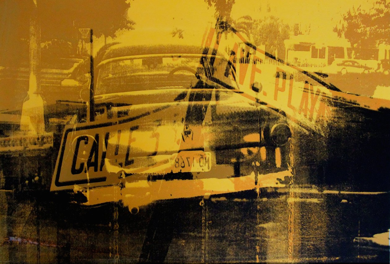 Coche Amarillo y Señal de Calle de David Studwell
