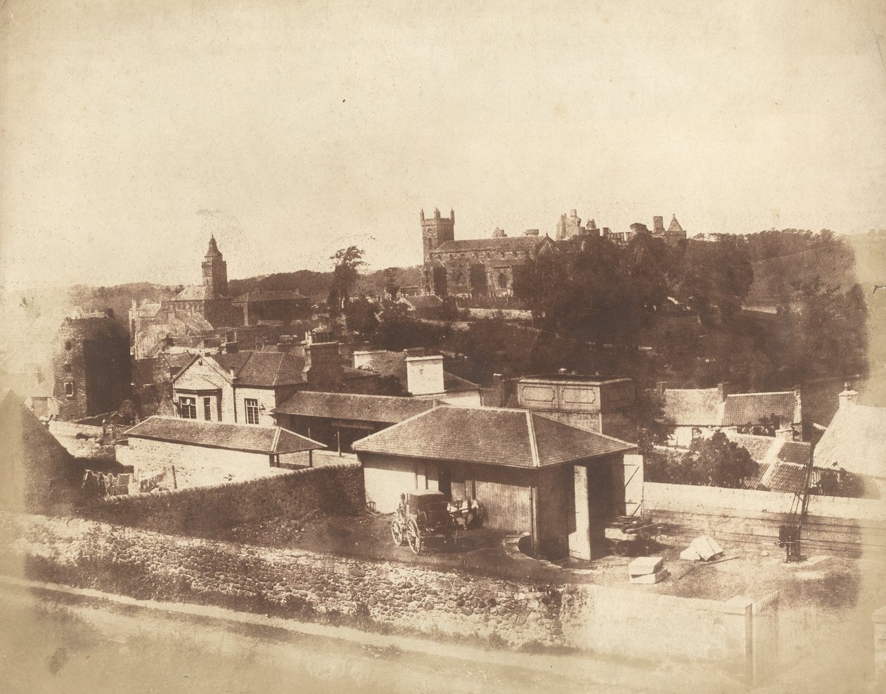 Linlithgow, desde la estación de tren, con el Ayuntamiento, la Iglesia de San Miguel y el Palacio, 1843-184 de David Octavius Hill, Robert Adamson