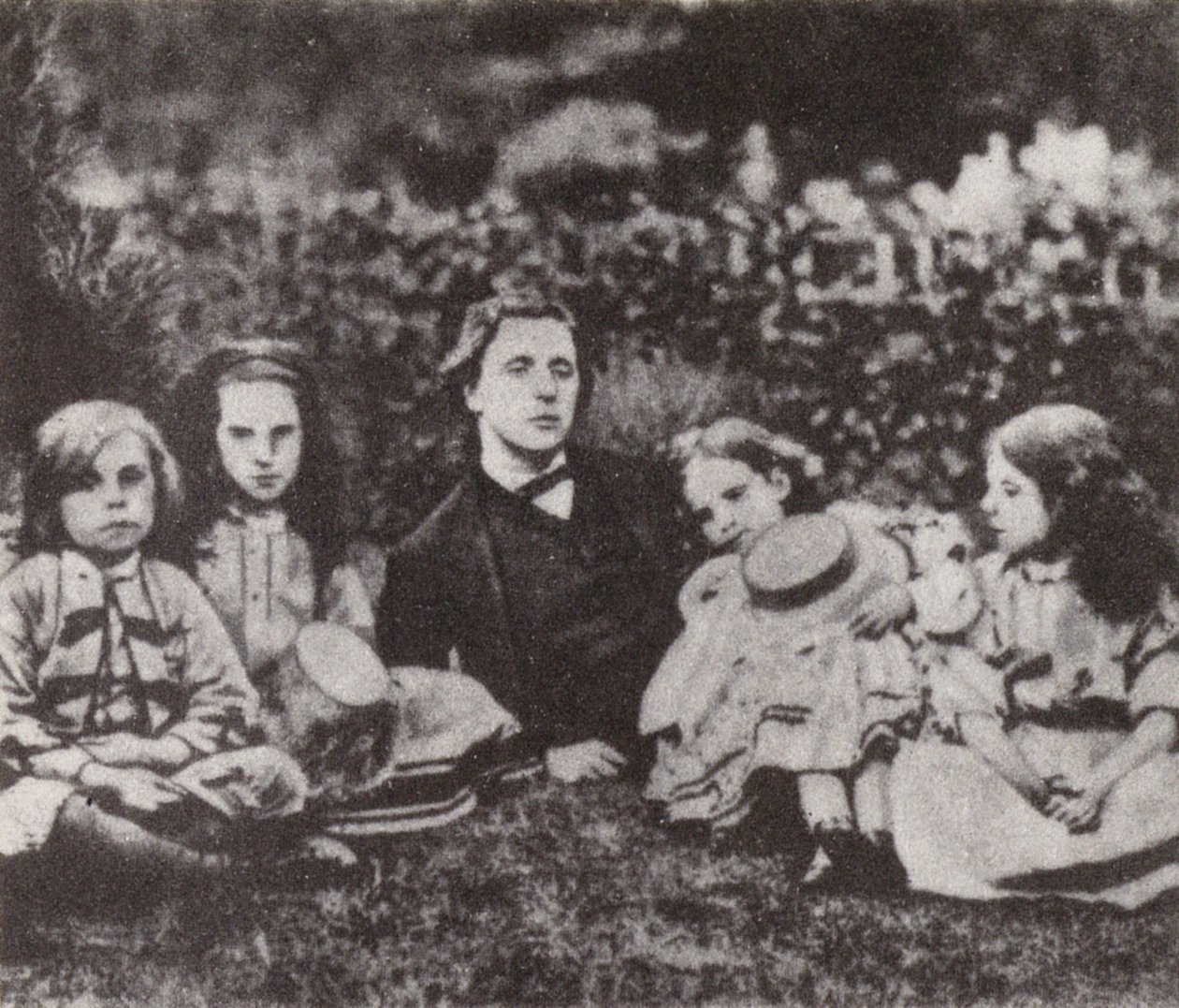 Lewis Carroll con los niños Macdonald (foto b/n) de David Scott Lieutenant-Colonel (after) Dodgson