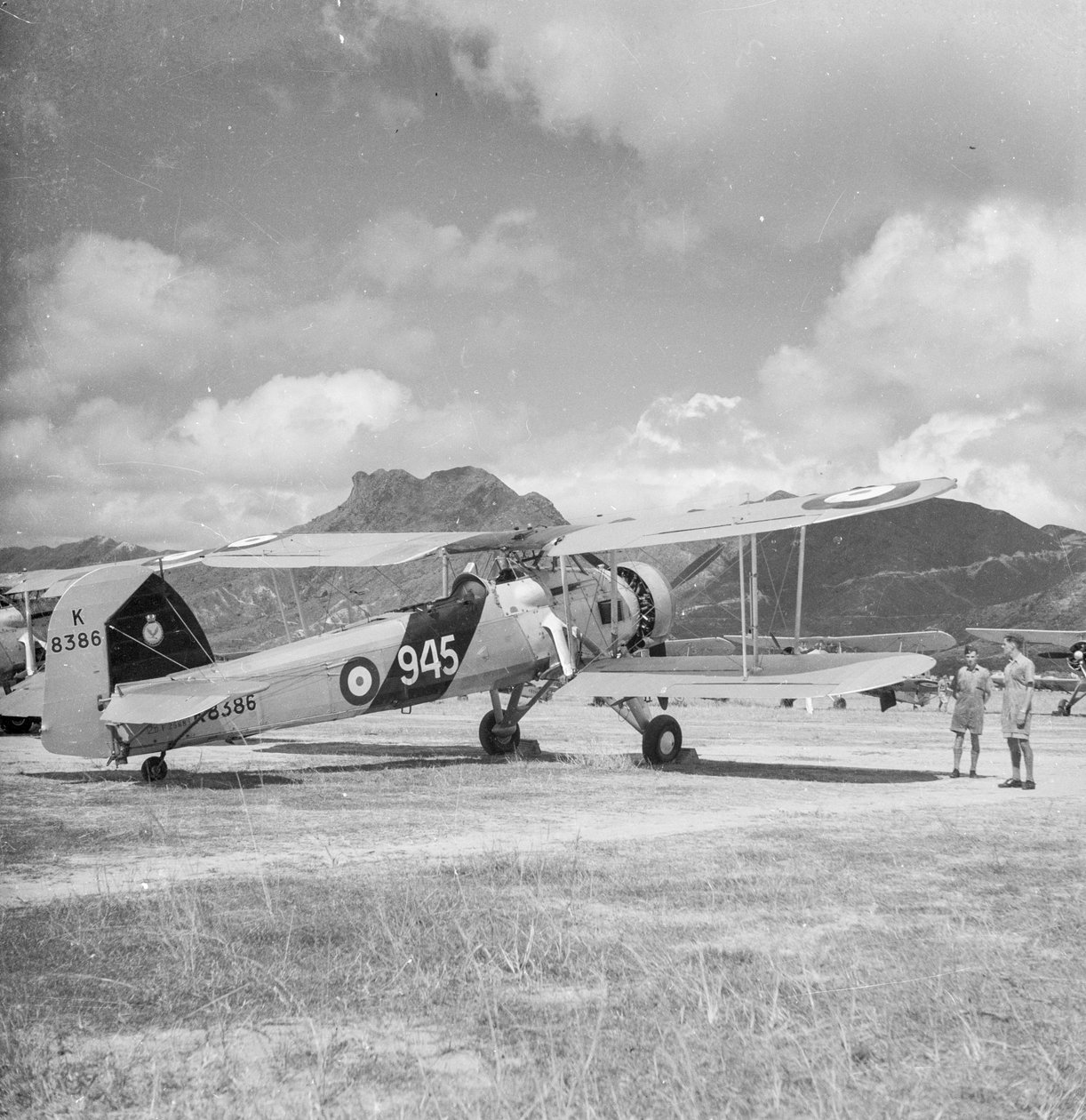 Avión biplano de reconocimiento bombardero torpedero Fairey Swordfish I K8386, código 945, del 824 Squadron Fleet Air Arm, en el aeródromo de Kai Tak, Hong Kong. de David Watkin Waters