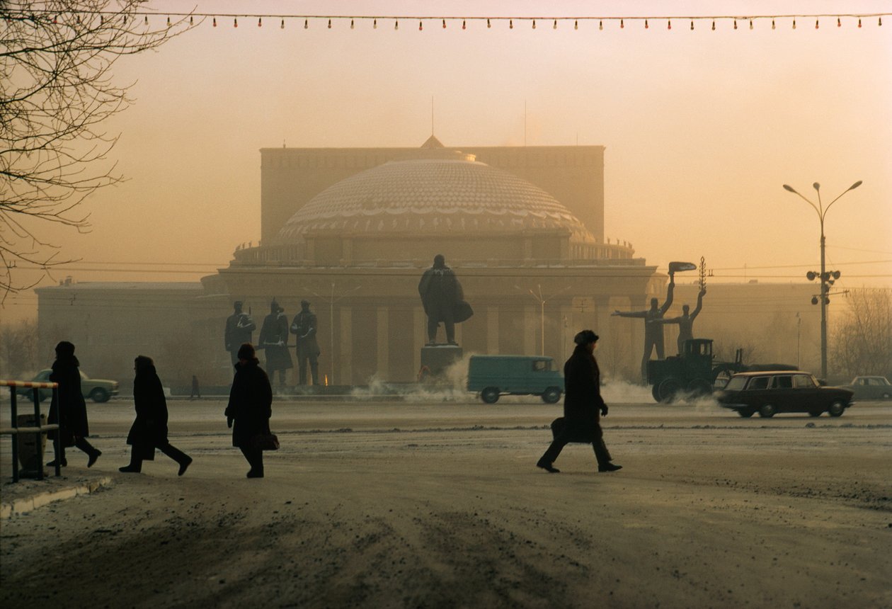 Una estatua de Vladimir Lenin vigila el Teatro de Novosibirsk. Novosibirsk, Rusia. de Dean Conger