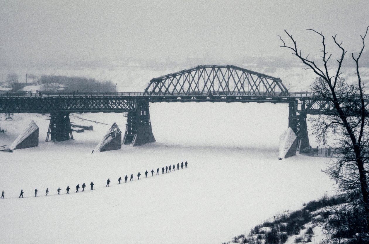 Novosibirsk, río Ob, Siberia, URSS, Estudiantes cruzan el río Ob congelado a pie por la nieve, invierno de 1976 (foto) de Dean Conger