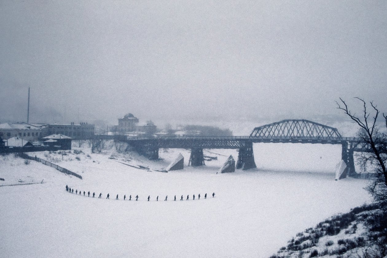 Novosibirsk, río Ob, Siberia, URSS, Estudiantes cruzan el río Ob congelado a pie por la nieve, invierno de 1976 (foto) de Dean Conger