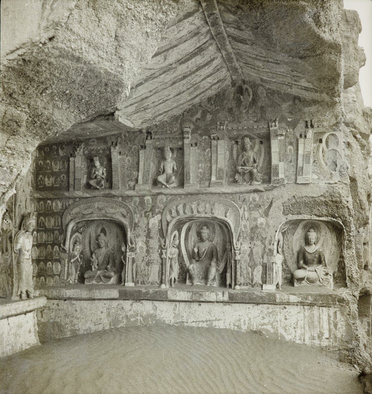Estatuas de Budas y bodhisattvas, Cueva 259, pared norte, Cuevas de Dunhuang, China, Foto 1275/1 (114) de Desmond Parsons