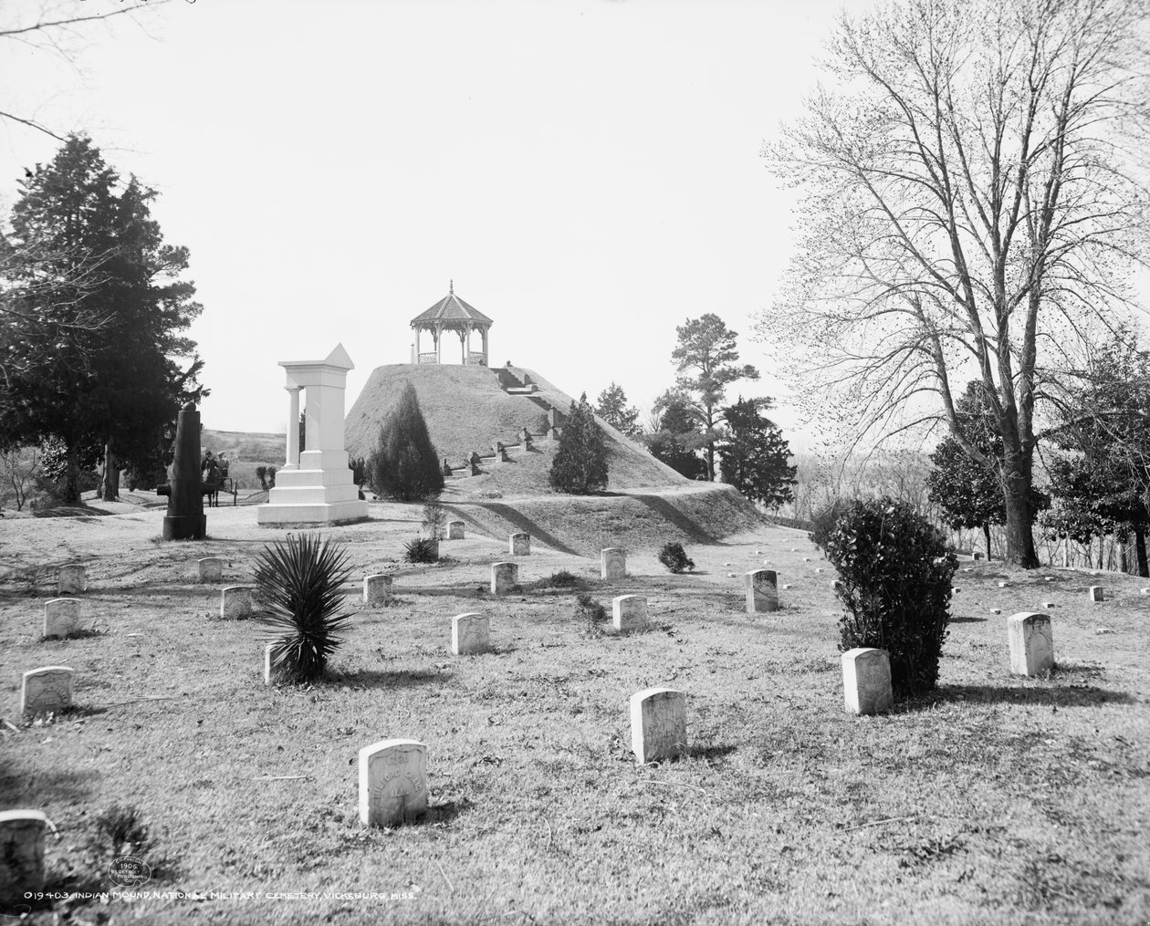 Montículo indio, Cementerio Militar Nacional, Vicksburg, Mississippi, c.1906 de Detroit Publishing Co.