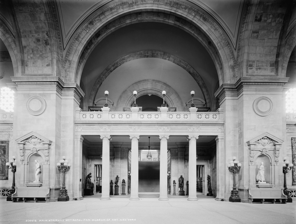 Escalera principal, Museo Metropolitano de Arte, Nueva York de Detroit Publishing Co.