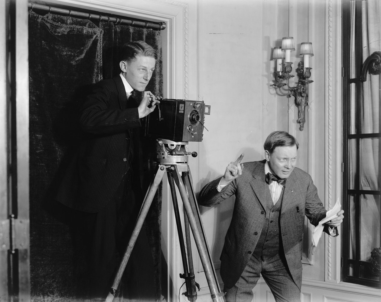 Dos hombres usando una cámara de cine en interiores, c.1908-20 de Detroit Publishing Co.