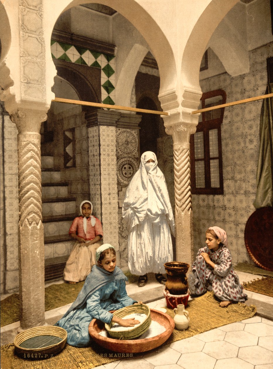Mujeres Moras Preparando Cuscús en un Patio, Argel, Argelia, c.1899 de Detroit Photographic Co.