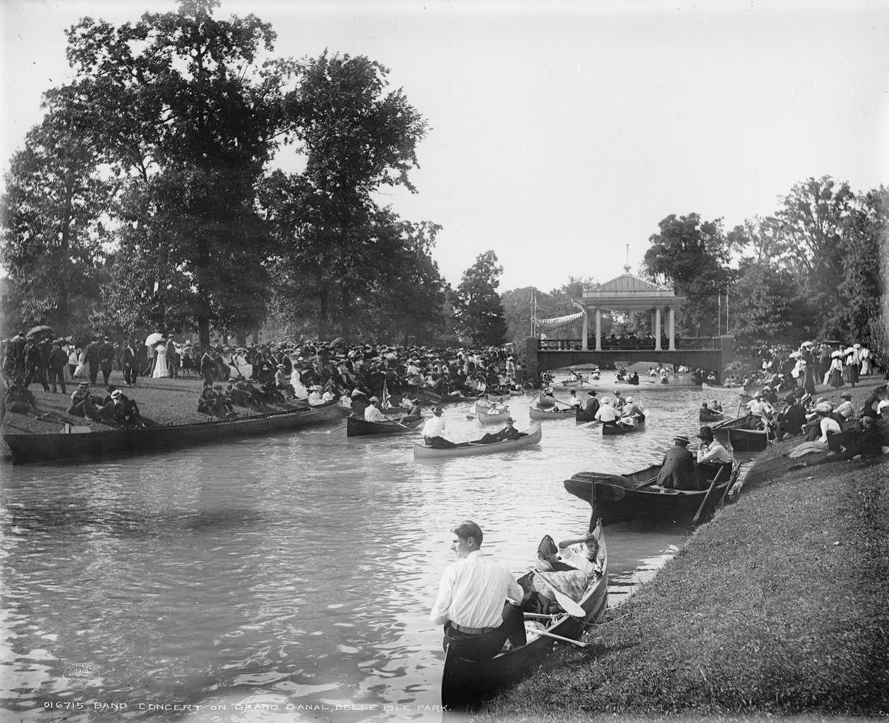 Concierto de banda en el Gran Canal, Belle Isle Park, 1903-20 de Detroit Publishing Co.