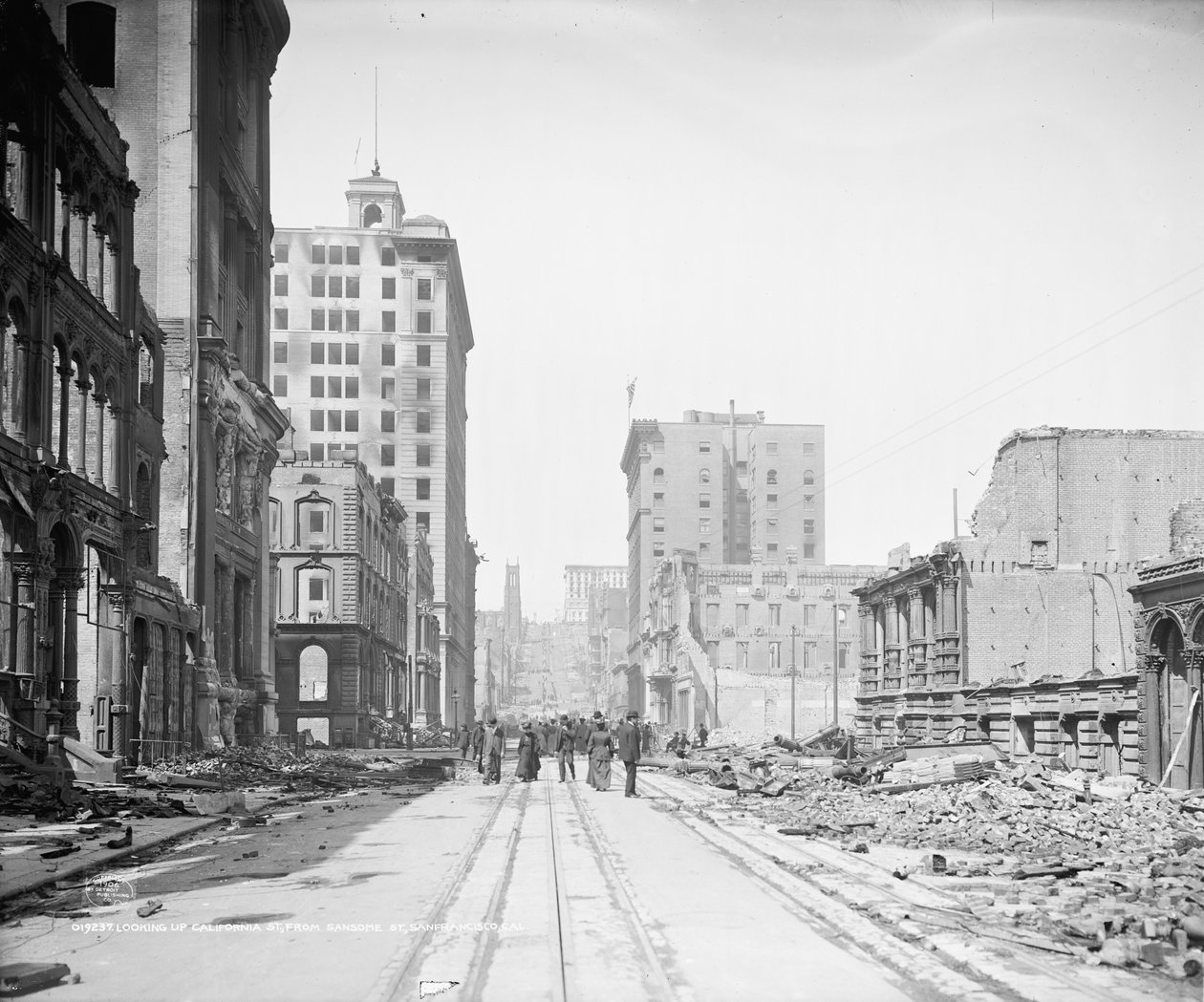 Mirando hacia arriba en la calle California desde la calle Sansome, San Francisco de Detroit Publishing Co.