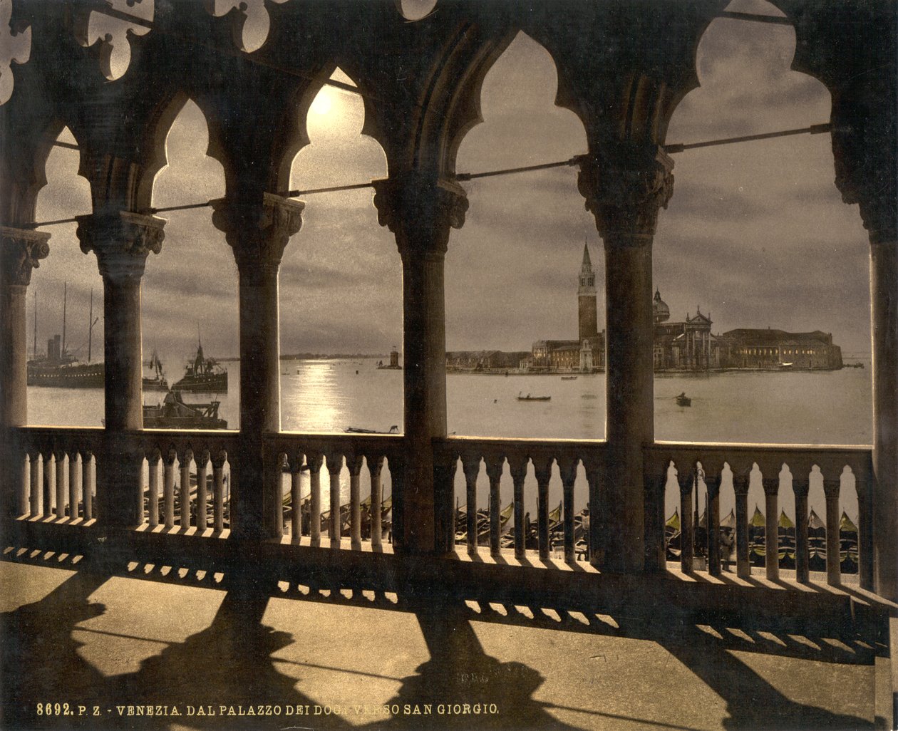San Georgio desde el Palacio Ducal a la luz de la luna, Venecia, Italia, c.1890-1900 (fotocromo) de Detroit Publishing Co.
