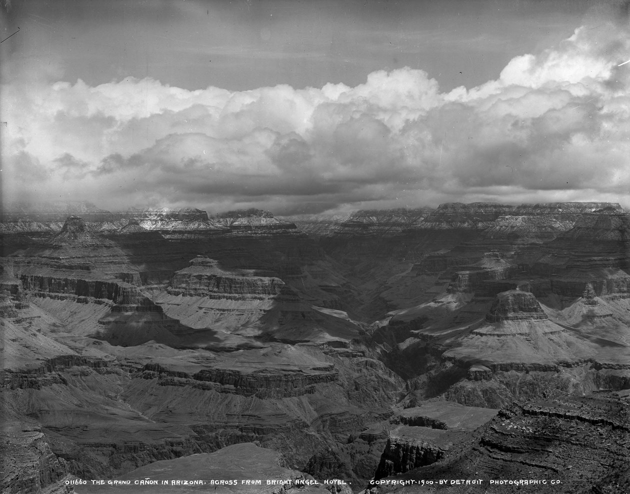 El Gran Cañón en Arizona frente al Bright Angel Hotel, c.1900 de Detroit Publishing Co.